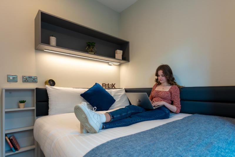 Double Room with Ensuite image 1