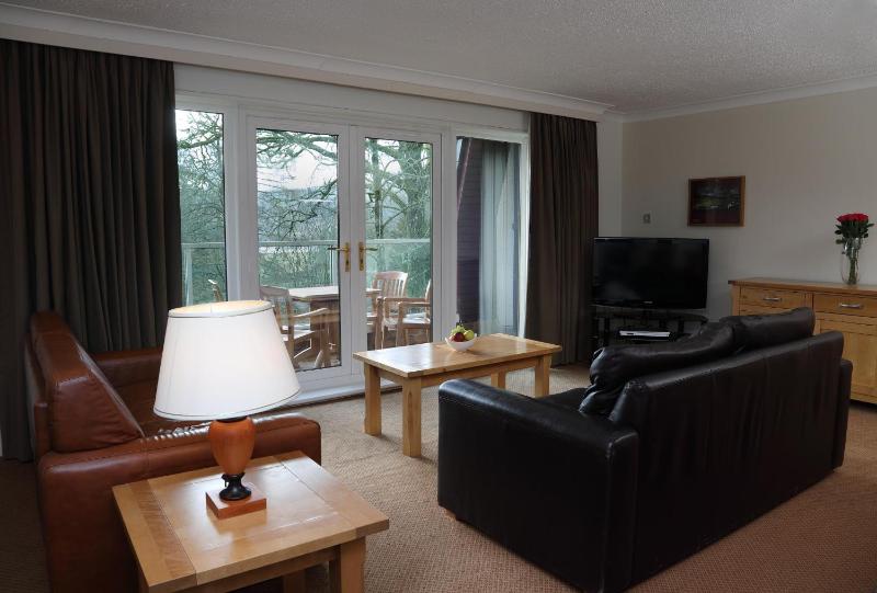 Traditional Three Bedroom Apartment image 2
