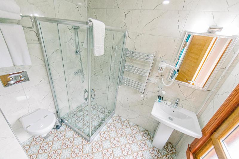 Superior Triple Room image 3