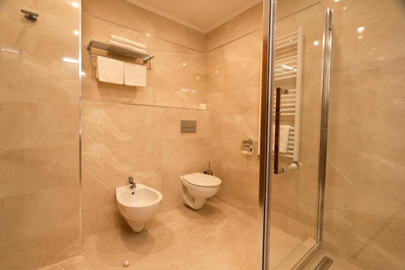 Deluxe Double Room with Balcony image 2