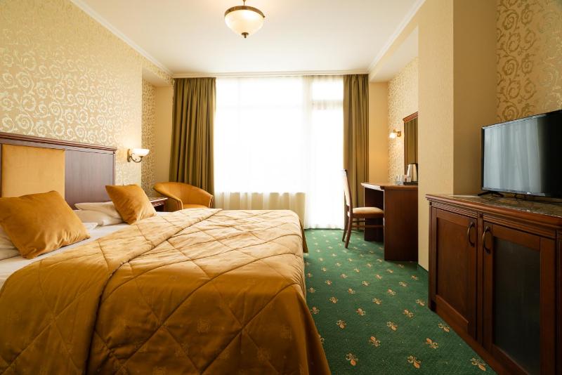 Deluxe Double Room with Balcony image 4