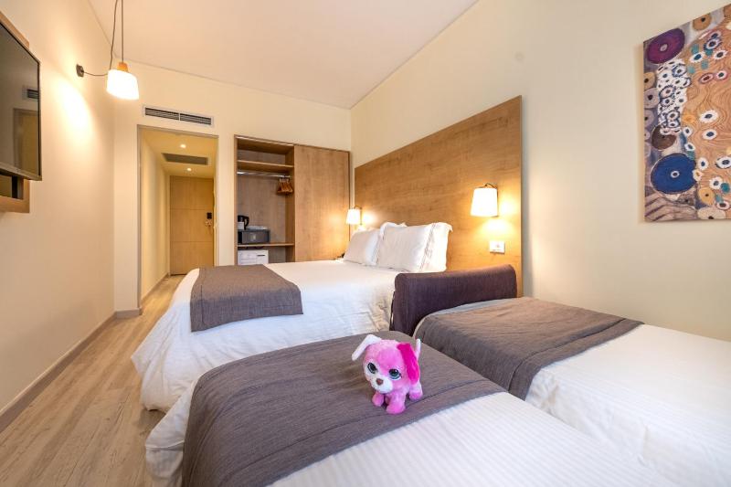 Family triple room image 3