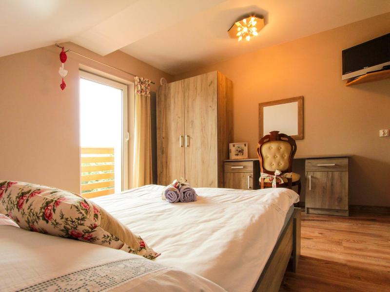 Double Room with Balcony image 4