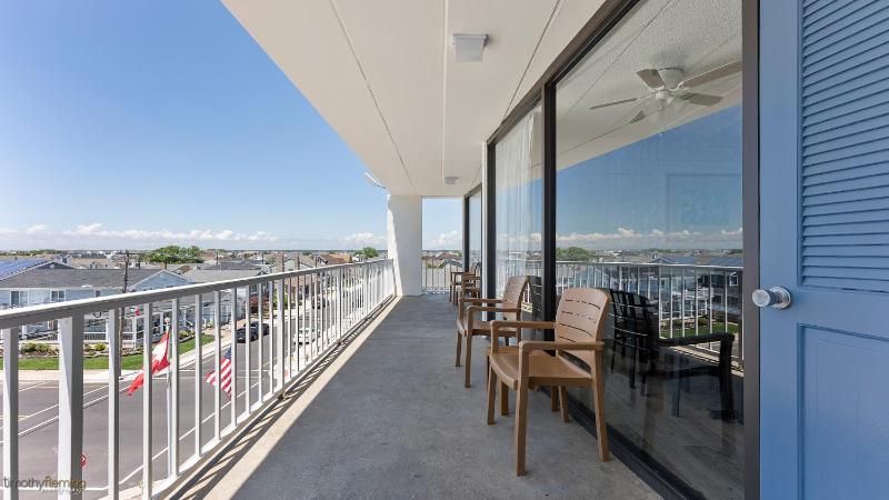 One Bedroom Suite with Partial Ocean View image 3