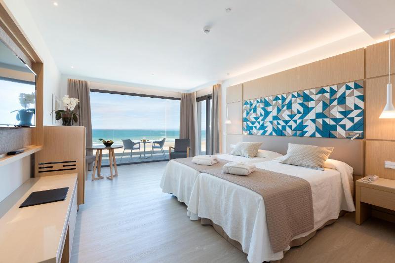 Double Room with Sea View image 4