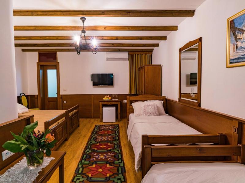 Deluxe Triple Room image 2
