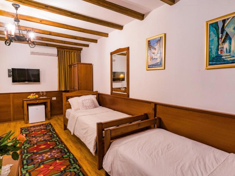 Deluxe Triple Room image 3