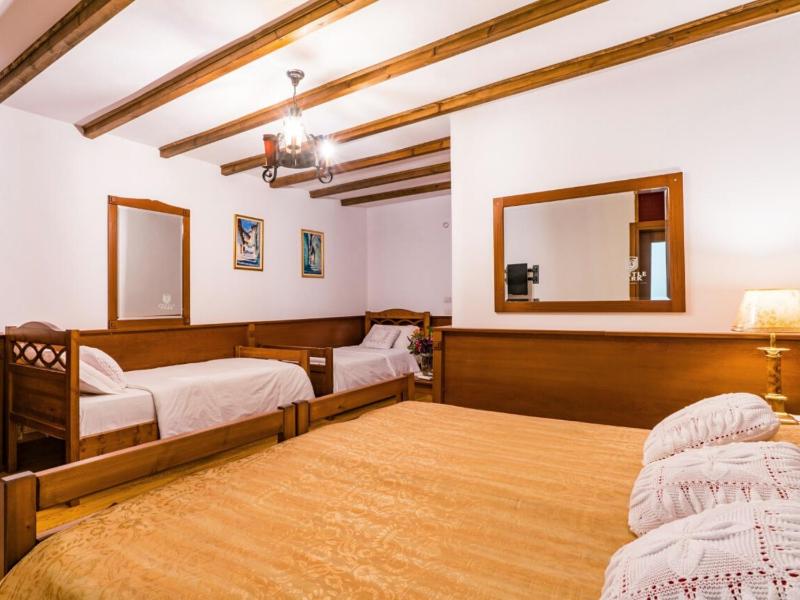 Deluxe Triple Room image 4