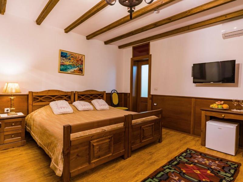 Deluxe Triple Room image 3