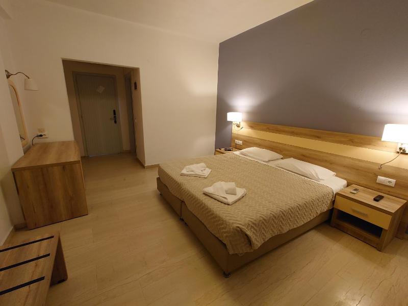 Double or Twin Room with Sea View image 3