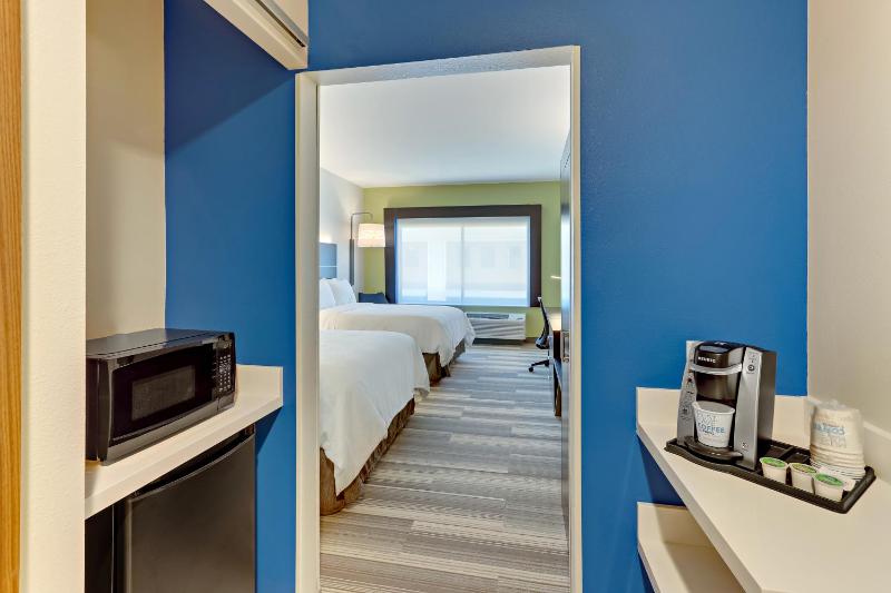 Standard Queen Room with Two Queen Beds image 4