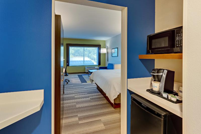 King Suite - Non-Smoking image 4