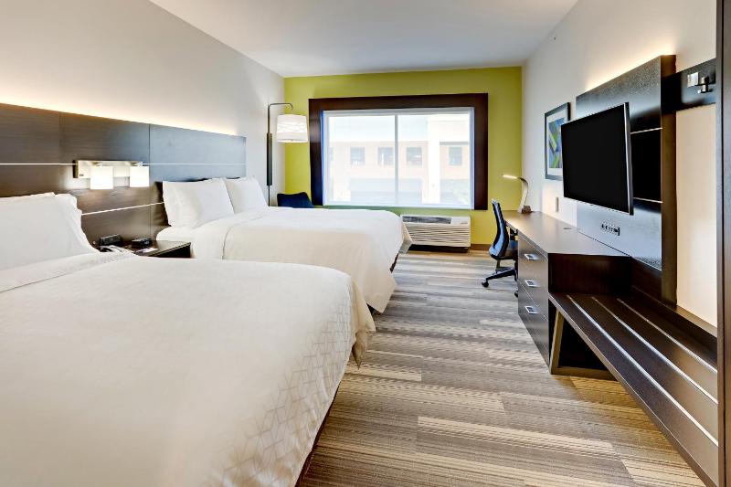 Standard Queen Room with Two Queen Beds image 2