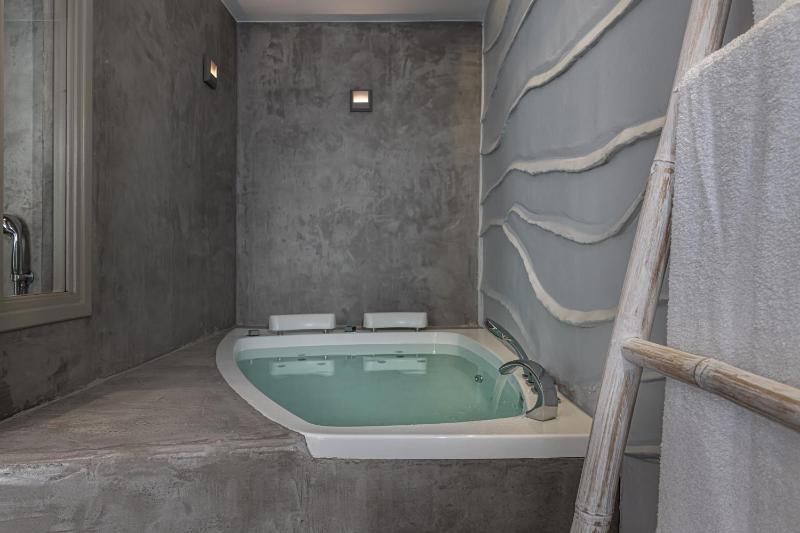 Honeymoon Suite with Jetted Bathtub image 3