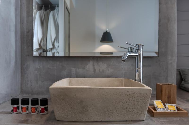 Honeymoon Suite with Jetted Bathtub image 4