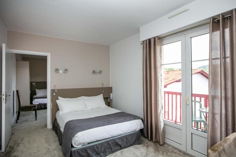 Family Suite with Balcony image 2