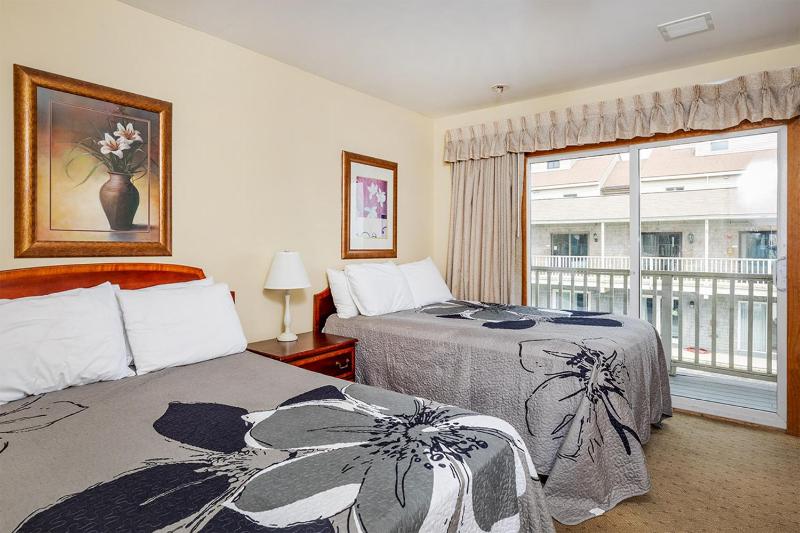 Deluxe Double Room with Side Sea View image 4