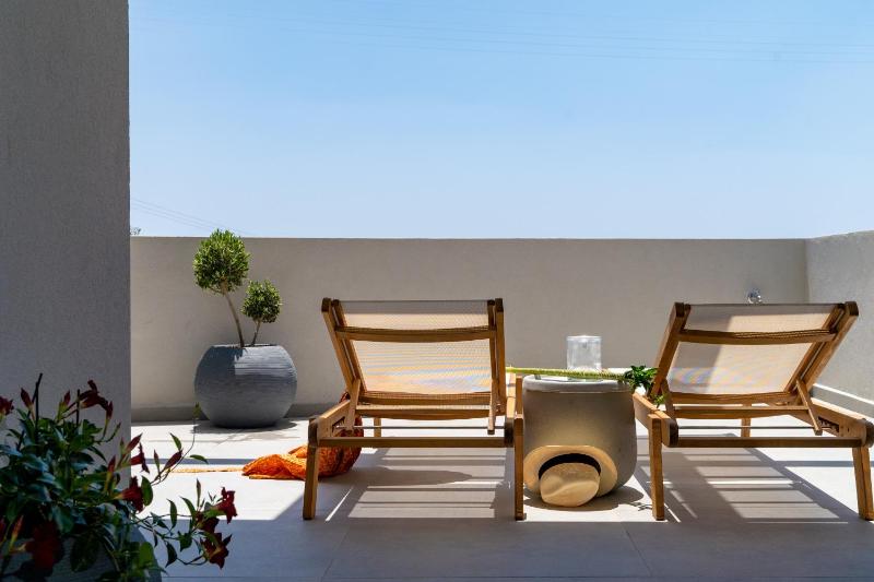 Deluxe Suite with Sea View image 2