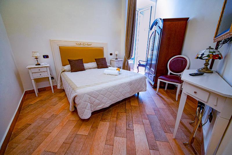 Double Room image 3