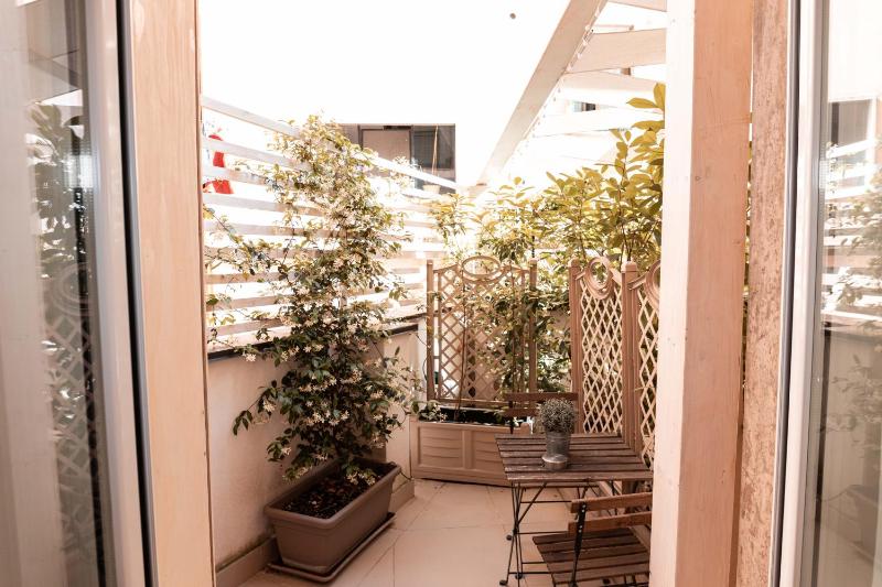 Double Room with Balcony image 2