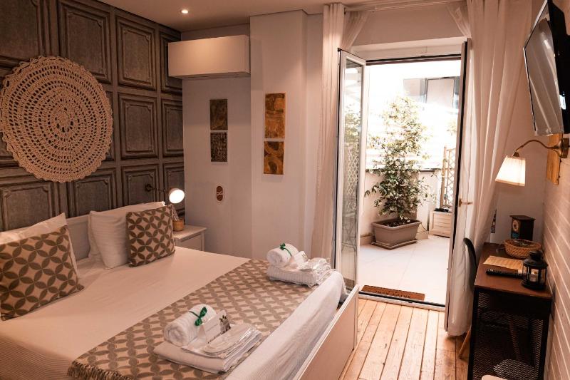 Double Room with Balcony image 3