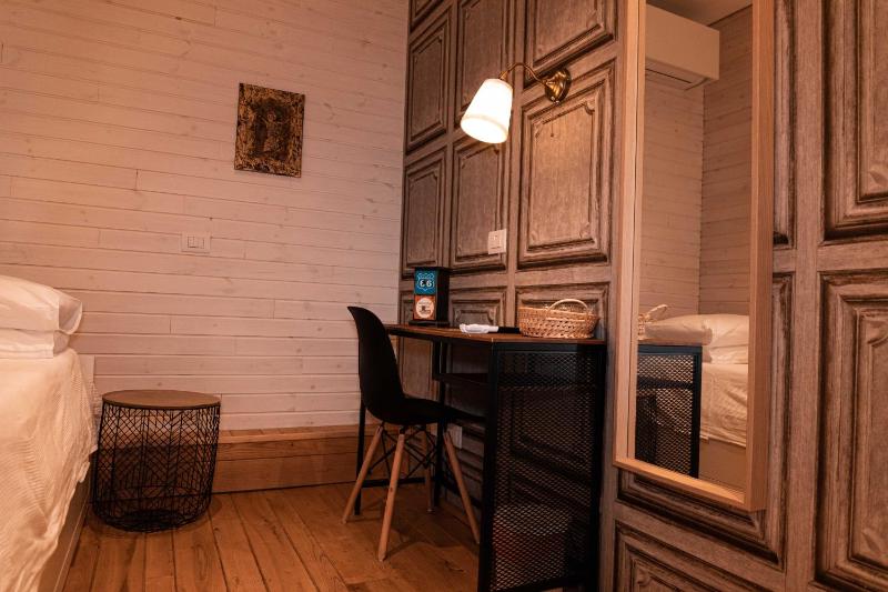Economy Triple Room image 4