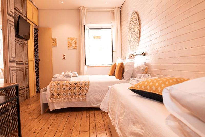 Economy Triple Room image 2