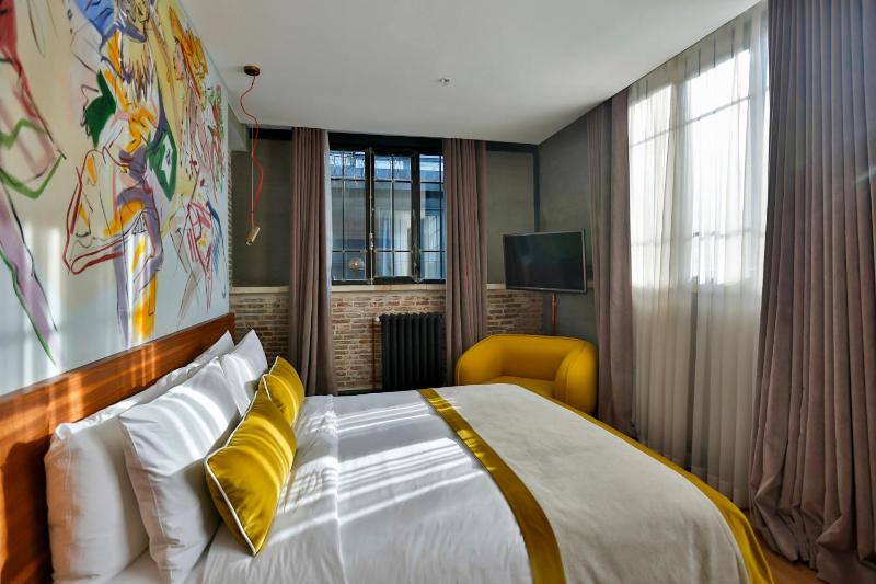 Superior King Room image 3