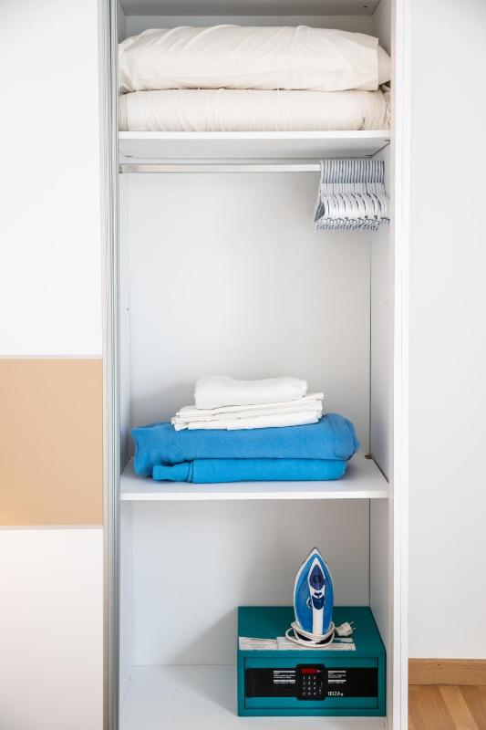 Deluxe One-Bedroom Apartment image 3