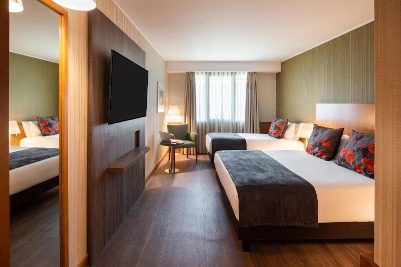 Standard Room with 1 Double and 1 Single Bed image 2