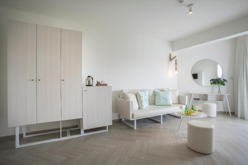 Twin Suite with Inland View image 3