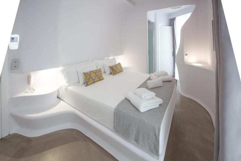 Standard Double Room image 3