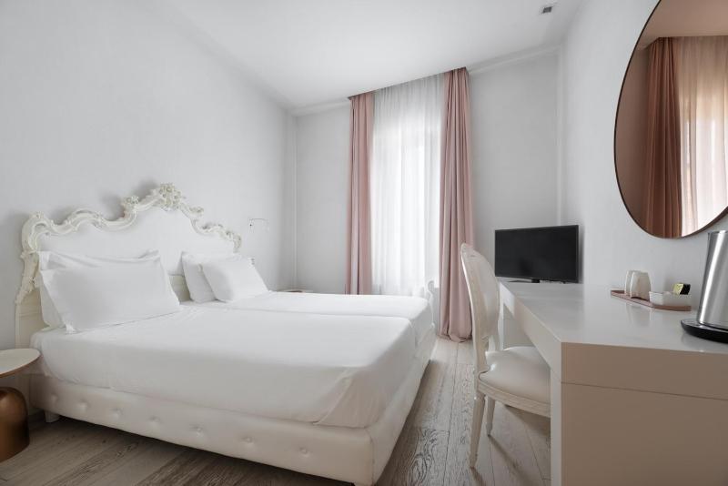 Double or Twin Room image 3