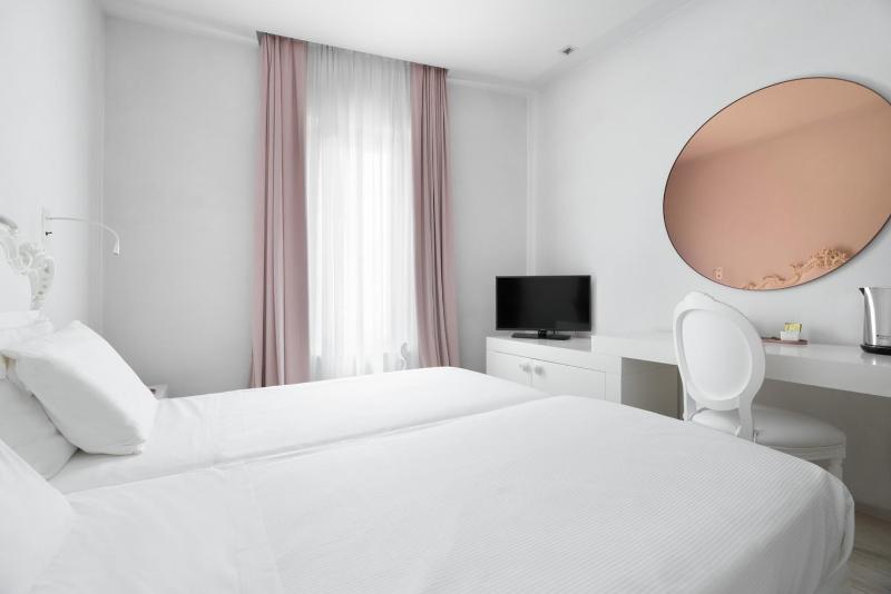 Double or Twin Room image 2