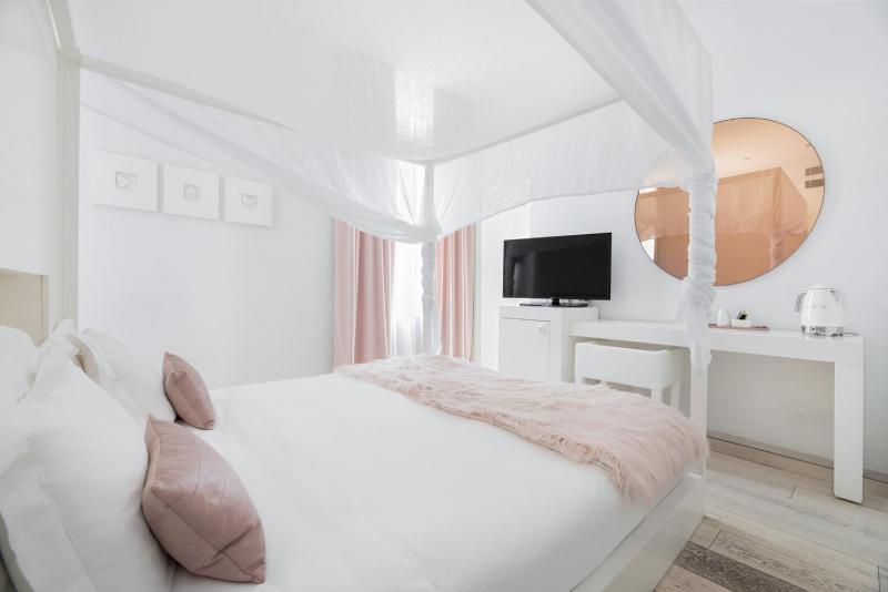 Exclusive Double Room with Balcony image 4