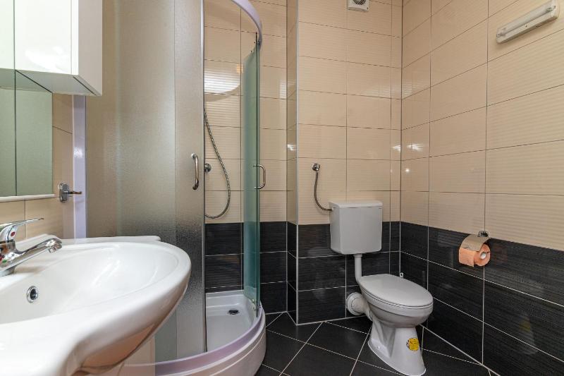 One-Bedroom Apartment (4 Adults) image 3