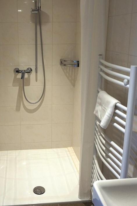 Double Room with Extra Bed image 2