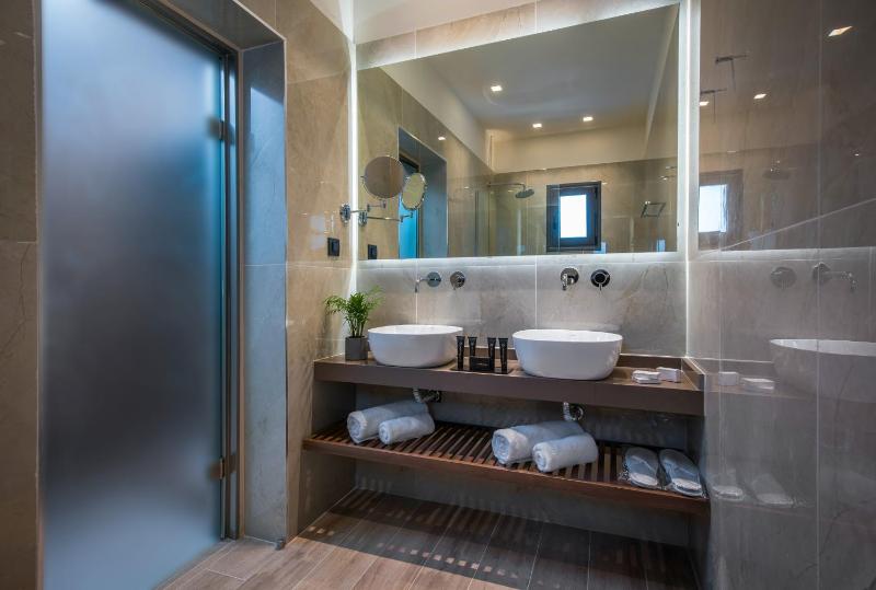 Junior Suite with Outdoor Jetted Tub and Side Sea View image 2