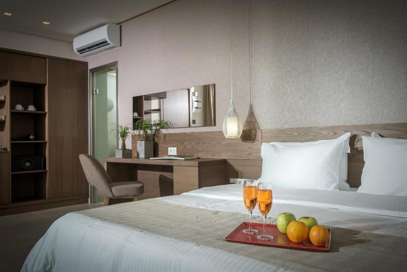 Junior Suite with Outdoor Jetted Tub and Side Sea View image 4