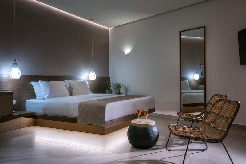Junior Suite with Outdoor Jetted Tub and Side Sea View image 3