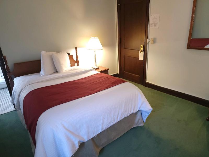 One Double Bed - Hotel image 1