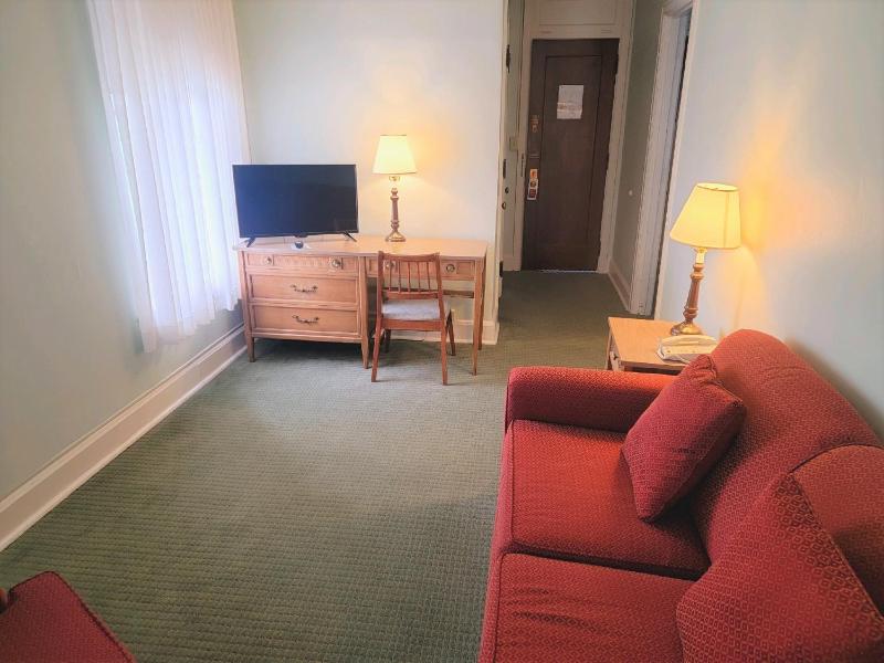 Queen Room with Seating Area - Hotel image 4