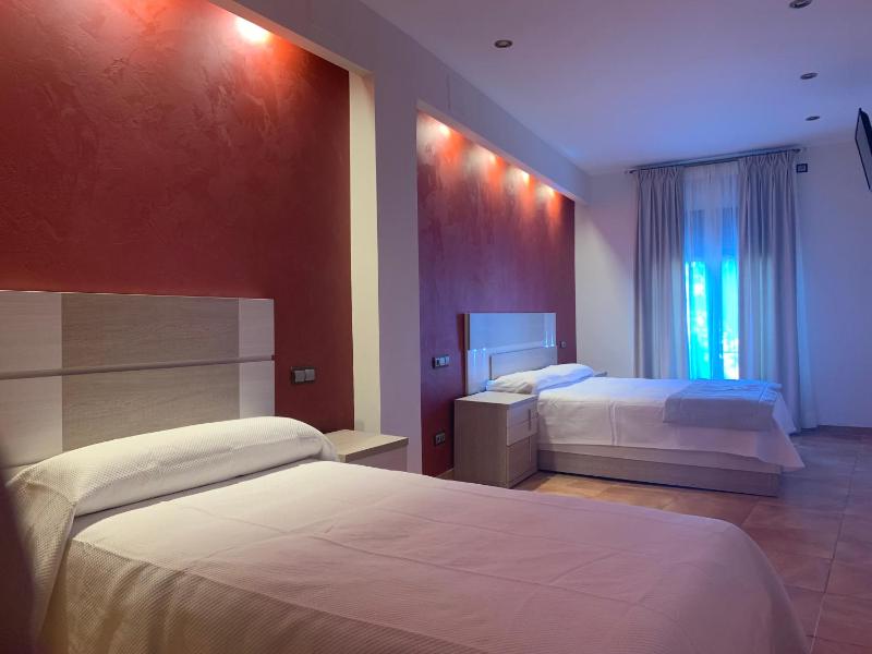 Deluxe Quadruple Room image 4
