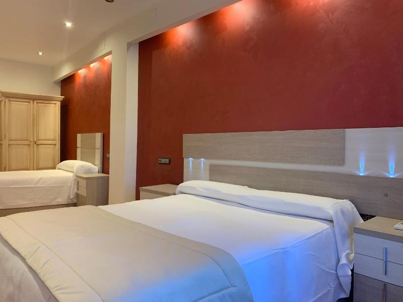 Deluxe Quadruple Room image 3