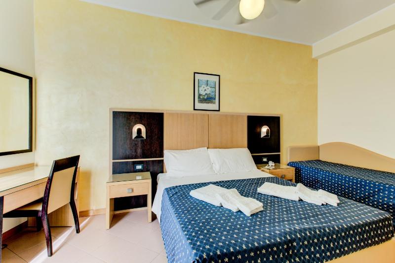 Double Room with Balcony image 4
