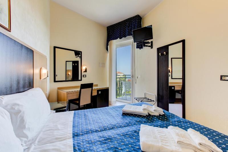 Double Room with Balcony image 2