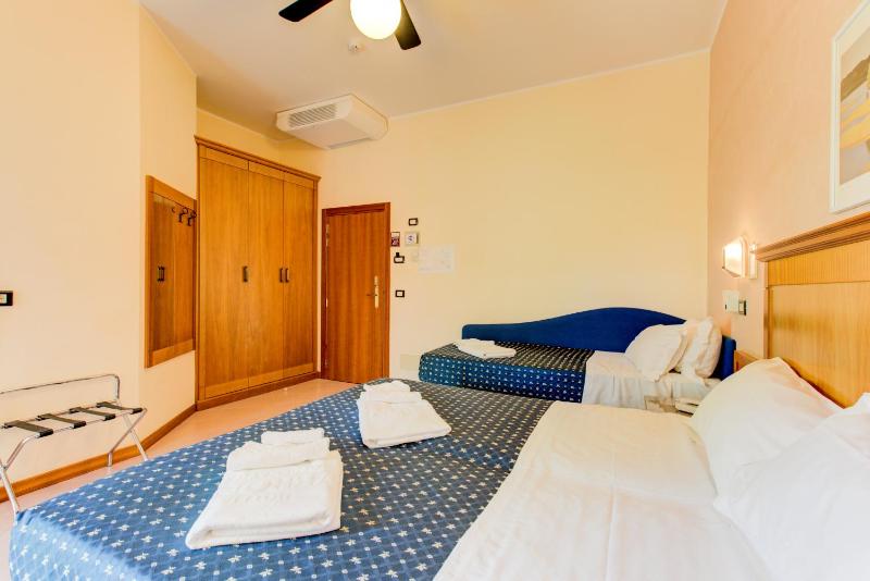 Triple Room with Balcony image 3