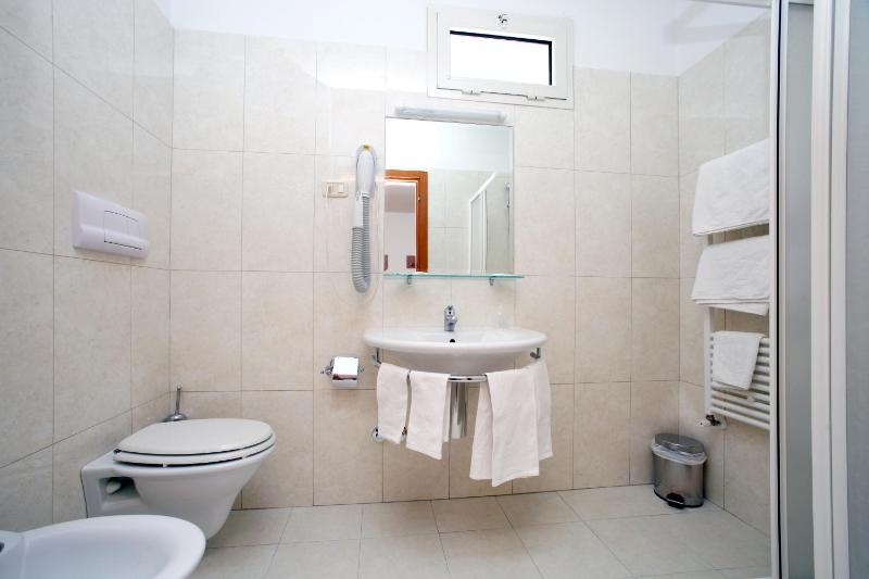 Double Room image 4