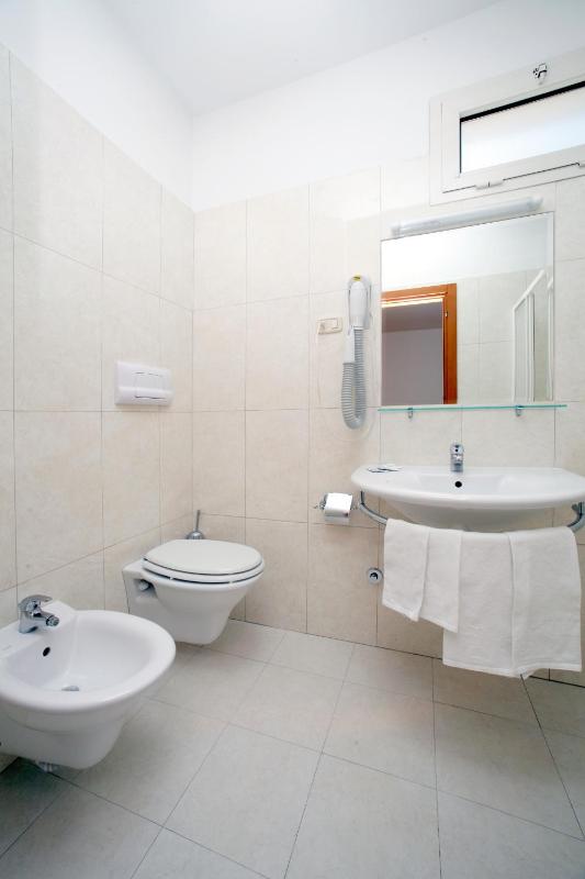 Double Room image 3