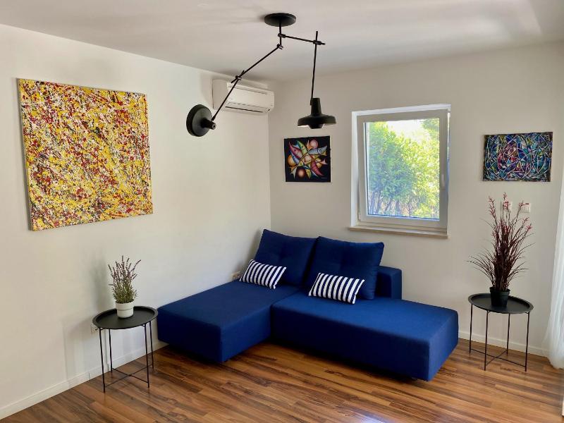Private pool and Mediterranean garden apt Mia - image 8
